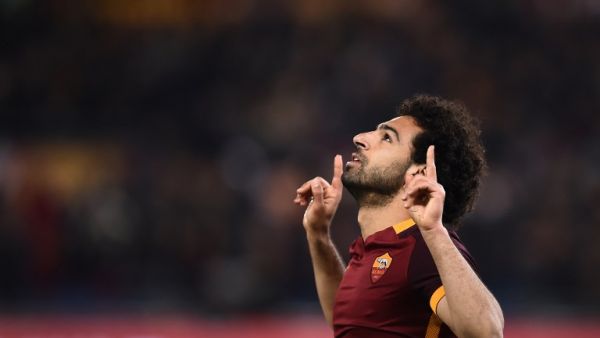 Roma's Egyptian midfielder Mohamed Salah celebrates after scoring a goal during the Italian Serie A football match AS Roma vs ACF Fiorentina at the Olympic Stadium in Rome on March 4, 2016.
FILIPPO MONTEFORTE / AFP
