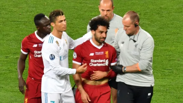 رونالدو يواسي صلاح بعد إصابته في نهائي دوري الأبطال