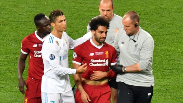 رونالدو يواسي صلاح بعد إصابته في نهائي دوري الأبطال