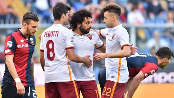 لاعبو روما يحتفلون بهدف صلاح (وسط)