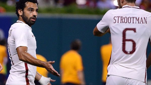ST LOUIS, MO - AUGUST 01: Mohamed Salah #11 of AS Roma celebrates with Kevin Strootman #6 after scoring the game winning goal against Liverpool FC during a friendly match at Busch Stadium on August 1, 2016 in St Louis, Missouri. AS Roma won 2-1. Jeff Curry/Getty Images/AFP
Jeff Curry / GETTY IMAGES NORTH AMERICA / AFP