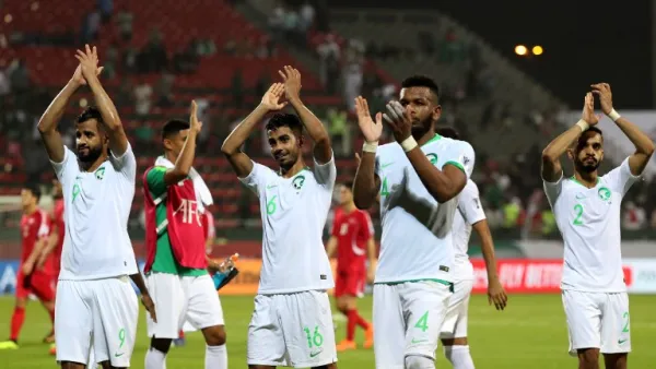 لاعبو السعودية يحتفلون بالفوز بعد نهاية المباراة