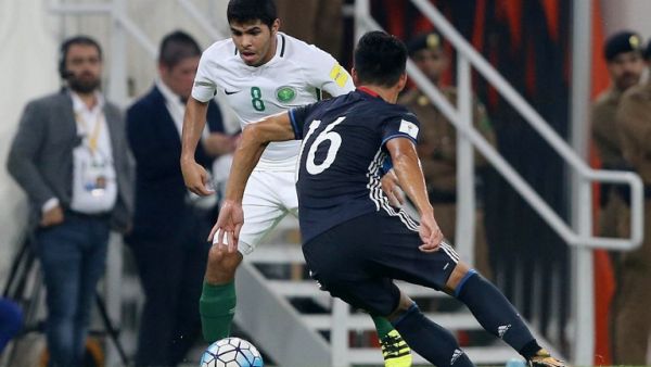 Saudi Arabia's Yahia Alshehri (L) dribbles against Japan's Hotaru Yamaguchi during the FIFA World Cup 2018 qualification match between Saudi Arabia and Japan at King Abdullah bin Abdulaziz Stadium in Jeddah on September 5, 2017.
STR / AFP
