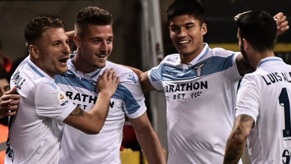 لاعبو لاتسيو يحتفلون بهدف ميلينكوفيتش سافيتش (الثاني من اليسار)