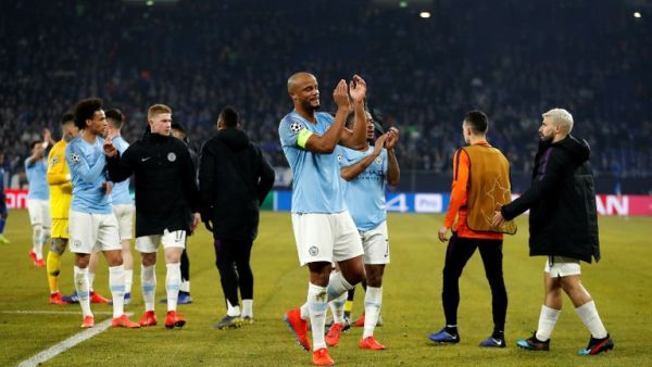 لاعبو مانشستر سيتي يحييون جماهير الفريق بعد المباراة