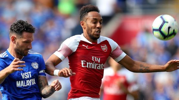 صراع على الكرة بين أوباميانغ (يمين) وشون موريس