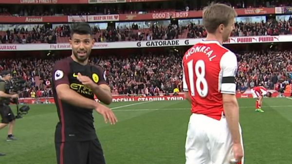 أغويرو (يسار) يشير إلى يده مؤكداً اعتراف مونريال (يمين) بلمس الكرة