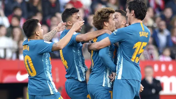 لاعبو أتلتيكو مدريد يحتفلون بهدف غريزمان