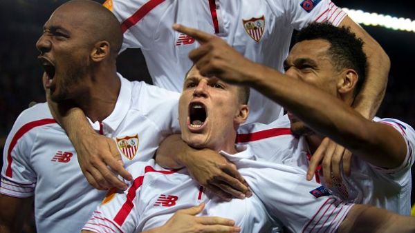 لاعبو إشبيلية يحتفلون بهدف غاميرو (وسط)