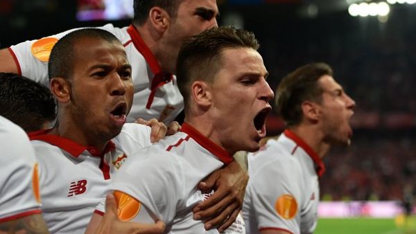 لاعبو إشبيلية يحتفلون بهدف غاميرو (وسط)