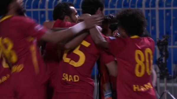 لاعبو القادسية يحتفلون بالهدف الثاني