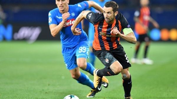 داريو سيرنا قائد شاختار ينطلق بالكرة وميليك يتابعه