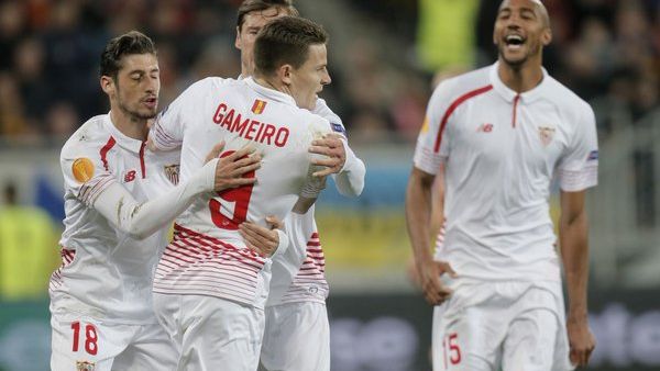 لاعبو إشبيلية يحتفلون بهدف غاميرو