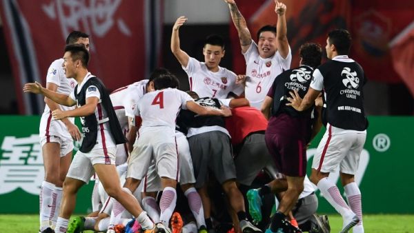 لاعبو شنغهاي يحتفلون بالفوز