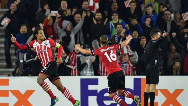 فان دايك يحتفل بهدفه (يسار)