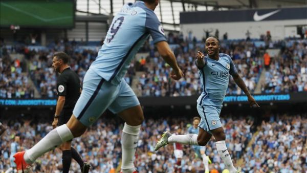 ستيرلينغ (يمين) ونوليتو يحتفلان بالهدف الأول