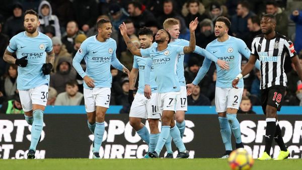 ستيرلينغ (وسط) يحتفل بهدفه