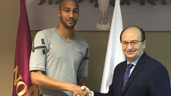 نزونزي يتجاهل اهتمام عمالقة أوروبا ويجدد عقده