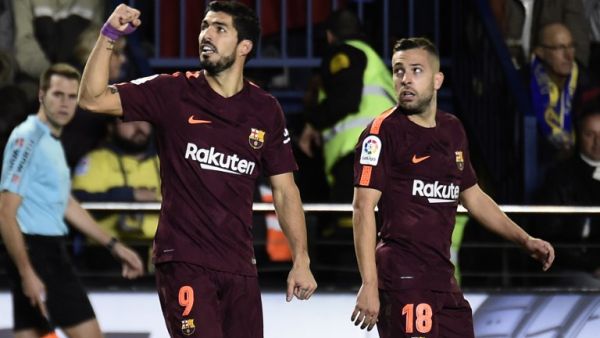 سواريز (يسار) يحتفل بهدفه