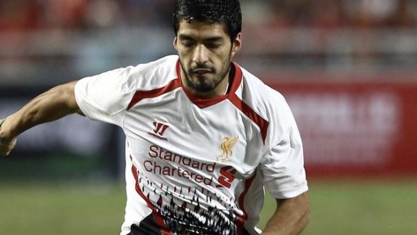 Suarez asks Liverpool fans to stay calm as squad battles for first title in 24 years
