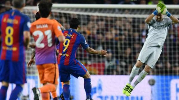 الحارس برافو (يمين) يتصدى للكرة بيده خارج منطقة الجزاء