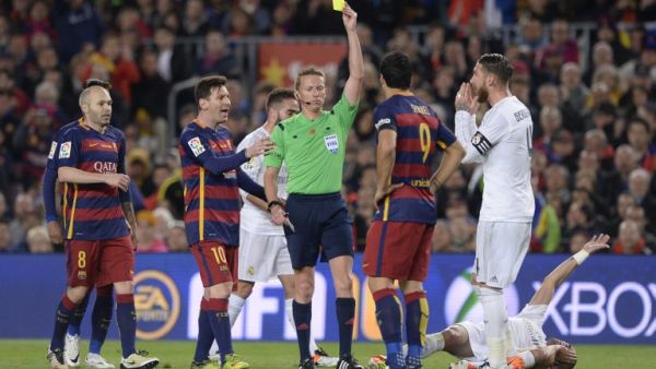 سواريز يتلقى البطاقة الصفراء