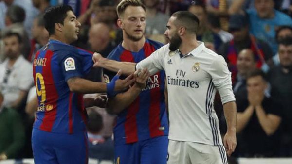 الحادثة التي حصلت بين كارفاخال (يمين) وسواريز (يسار)