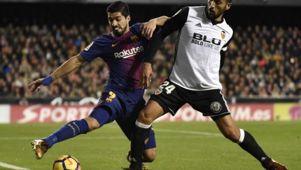 غاراي (يمين) ولويس سواريز من مواجهة فالنسيا وبرشلونة ضمن الدوري الإسباني في نوفمبر الماضي