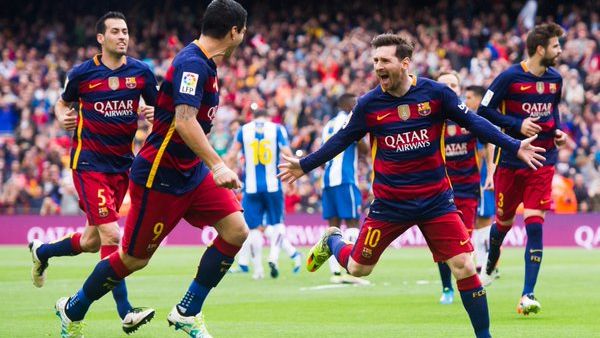 ميسي (يمين) وسواريز يحتفلان بالهدف الأول