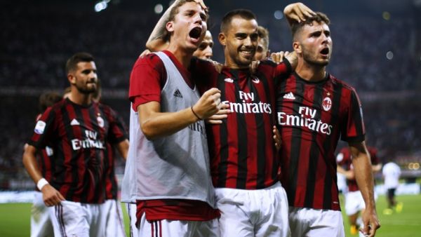 لاعبو ميلان يحتفلون بهدف سوسو (وسط)