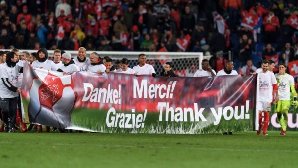 لاعبو منتخب سويسرا يحتفلون بالتأهل ويشكرون الجماهير على مساندتهم.