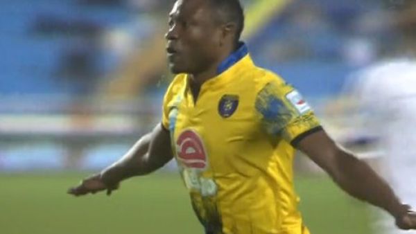 إيفولو يحتفل بهدفه