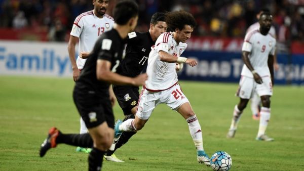Omar Abdulrahman of United Arab Emirates (2nd R) pushes the ball past Tanaboon Kesarat of Thailand (3rd L) during the 2018 World Cup football qualifying match between Thailand and United Arab Emirates at Rajamangala Stadium in Bangkok on June 13, 2017.
LILLIAN SUWANRUMPHA / AFP