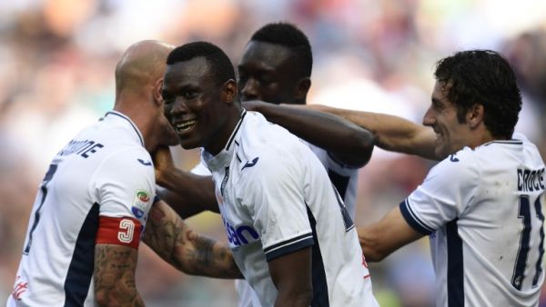 لاعبو إيمبولي يحتفلون بهدف تيام (وسط)