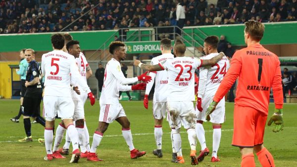 لاعبو بايرن يحتفلون بهدف توليسو (الثاني من اليمين)