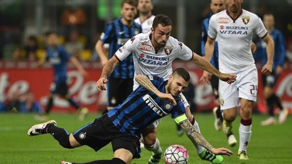 صراع على الكرة بين مولينارو وإيكاردي