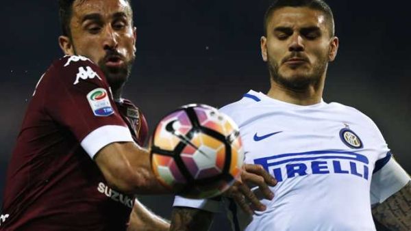 صراع على الكرة بين ماورو إيكاردي (يمين) و