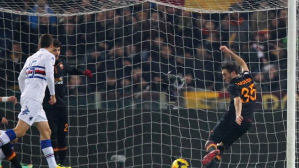 توروسيديس (يمين) يسجل هدف المباراة الوحيد