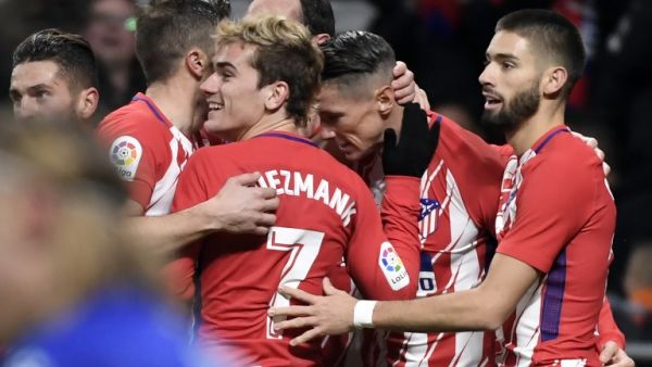 لاعبو أتلتيكو يحتفلون بهدف توريس (وسط)