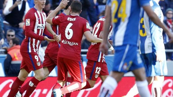 كوكي (وسط) يهنىء توريس (يسار) بهدفه