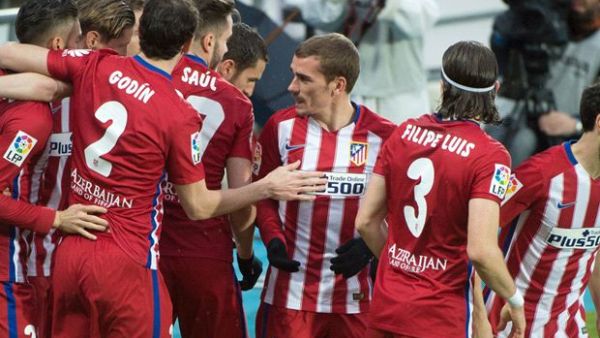 لاعبو أتلتيكو يحتفلون بهدف توريس