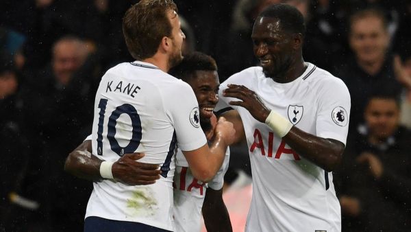 لاعبو توتنهام يحتفلون بهدف أورييه (وسط)