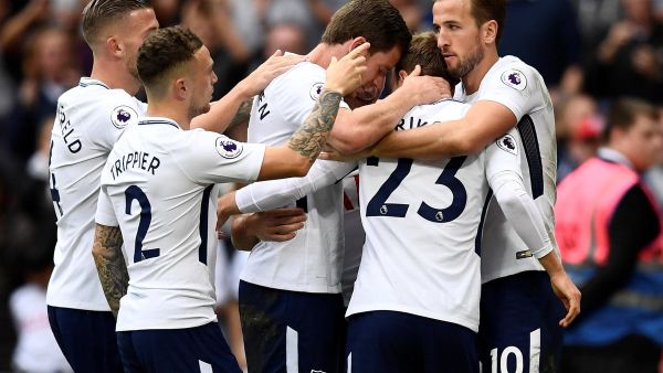 لاعبو توتنهام يحتفلون بهدف الفوز