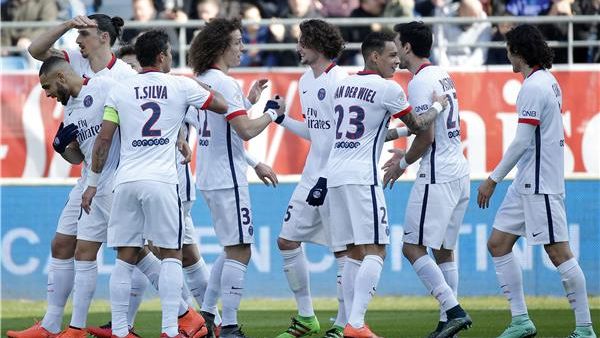 لاعبو الباريسي يحتفلون خلال المباراة