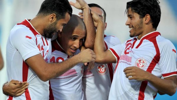 Tunisian players hug their teammate striker Wahbi Khazri(2nd L) after he scored during a qualifying football match against Liberia for the Africa Nations Cup 2017 on September 4, 2016 in Ben Jannet Olympic stadium in Monastir.
SALAH HABIBI / AFP