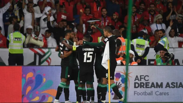 لاعبو الإمارات يحتفلون بالهدف الثالث