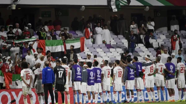 لاعبو الإمارات يحتفلون بالتأهل مع جماهيرهم