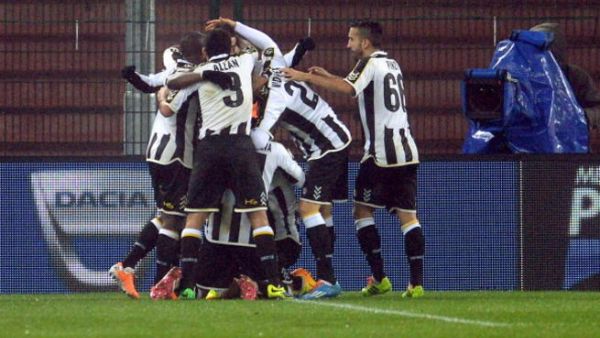 لاعبو أودينيزي يحتفلون بهدف مايكوسويل