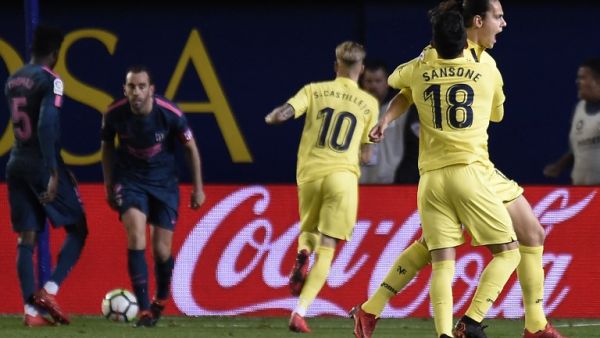 لاعبو فياريال (يمين) يحتفلون بهدف أونال الأول وسط خيبة أمل لاعبي أتلتيكو