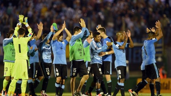 لاعبو أوروغواي يحييون الجماهير بعد انتهاء المباراة